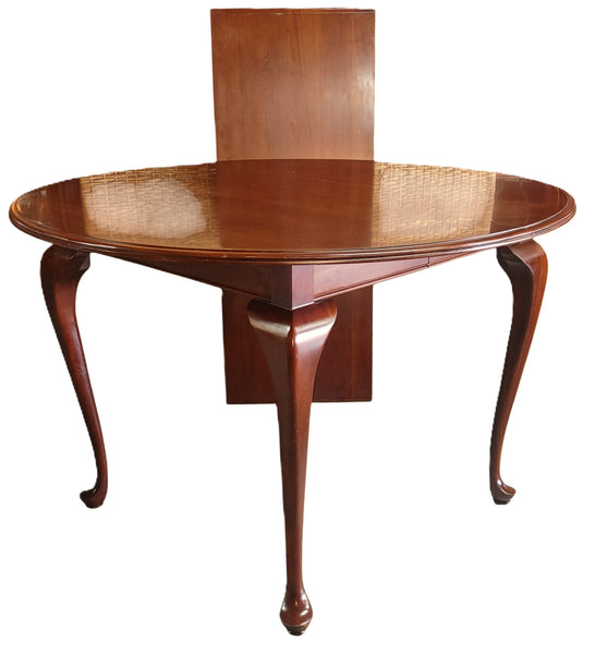 Ethan Allen Round Queen Anne Extension Dining Table Cabriole Legs Two Leaves