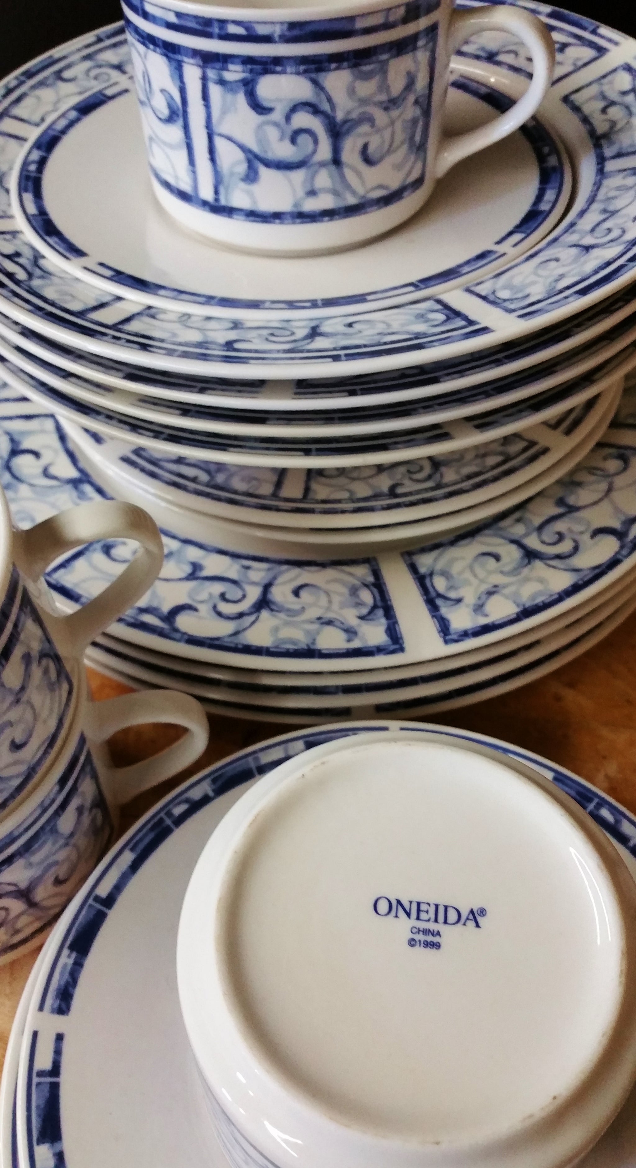 Blue and White Tableware Dinnerware Breton Blue by Oneida 20 pc ATTIC FANATIC